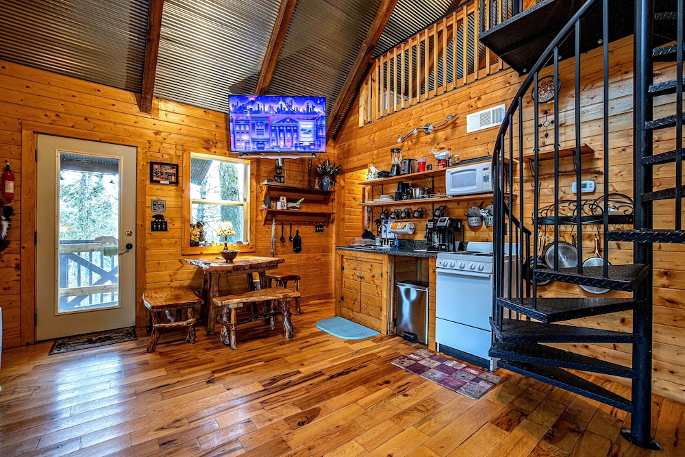 Bear Creek Lodge and Cabins in Helen Ga - Pet Friendly, River on Property, Walking Distance to downtown Helen