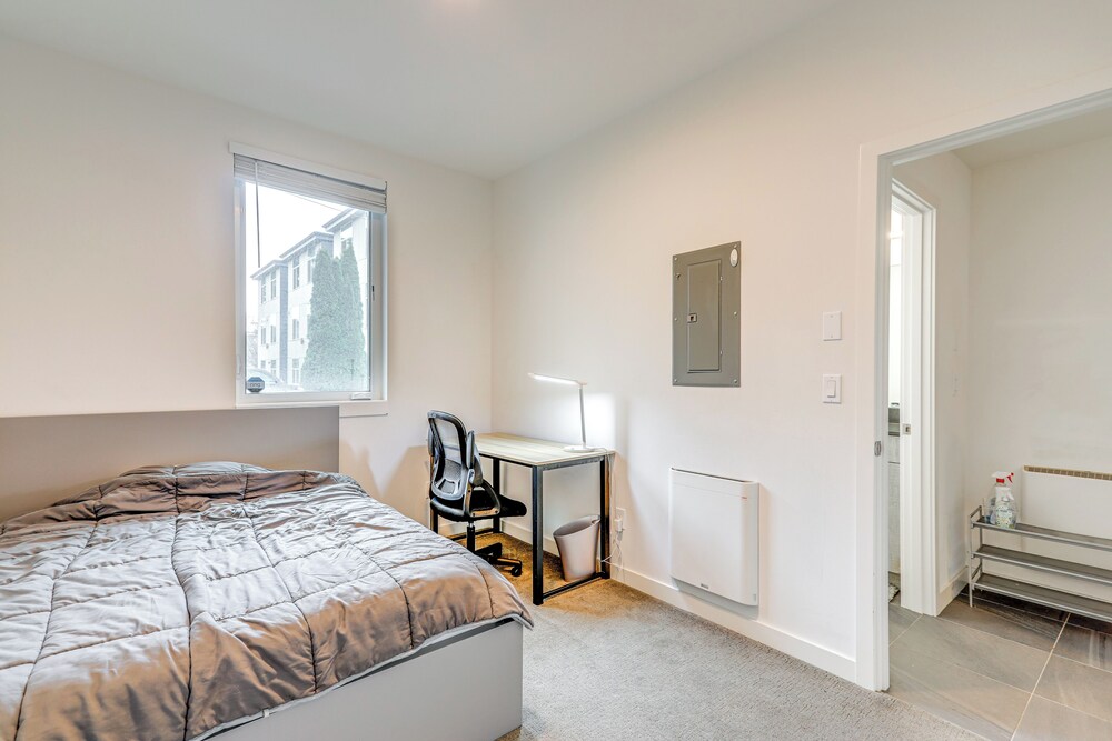 Walk to UW: Townhome w/ Rooftop Patio!