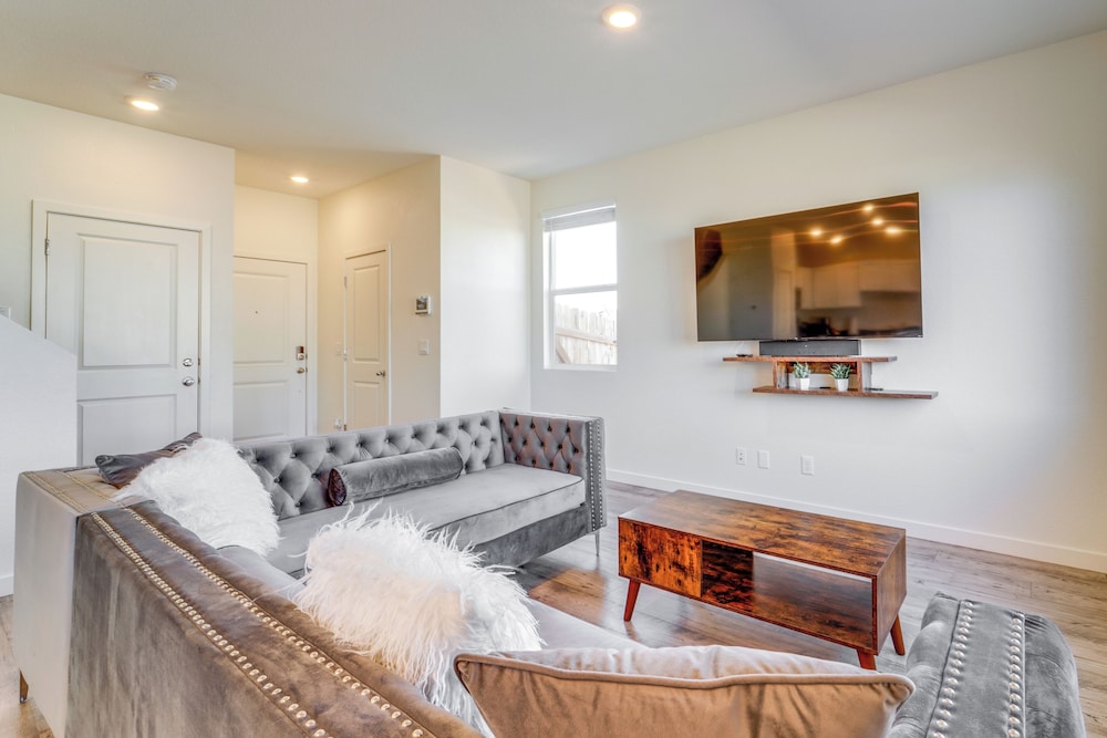 Reno Vacations - Modern Reno Vacation Home: Easy Access to Nature - Property Image 14