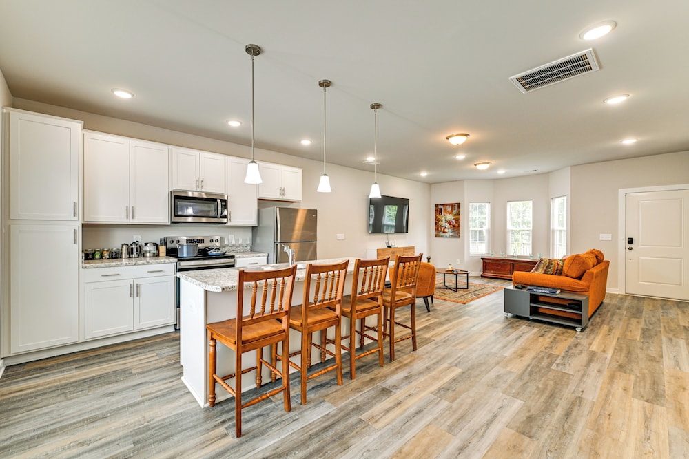 Modern Townhome w/ Yard: 5 Mi to Dtwn Charlotte