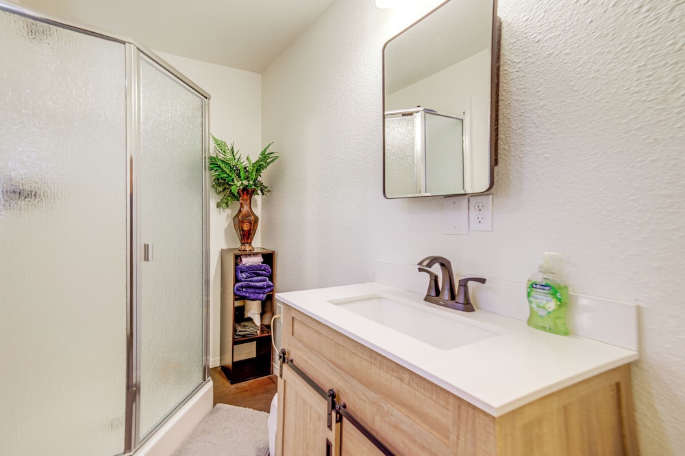 Cozy Tiny Home: 1 Mi to The Village at Meridian, photo 13