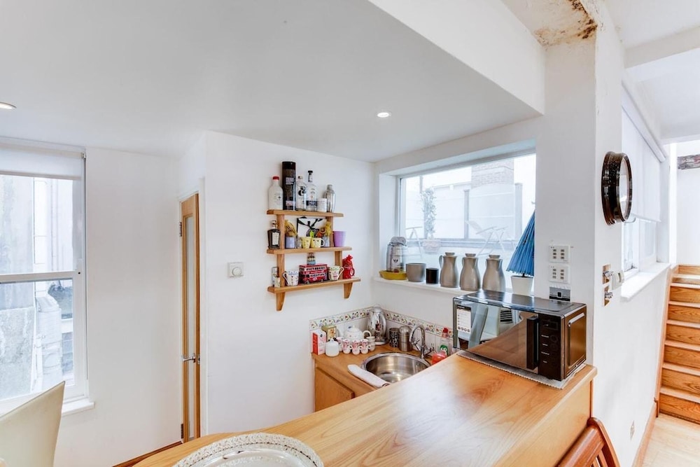 Specious Family Kensington 5-bed House, Sleeps 12