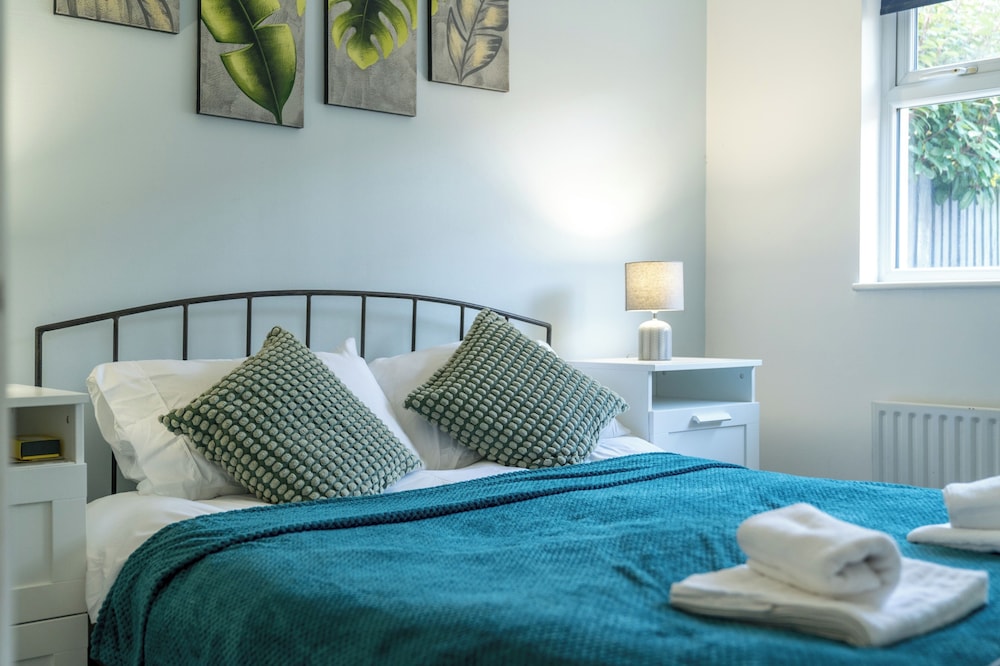 Crawley Stainer 1-bedroom With Parking and Garden