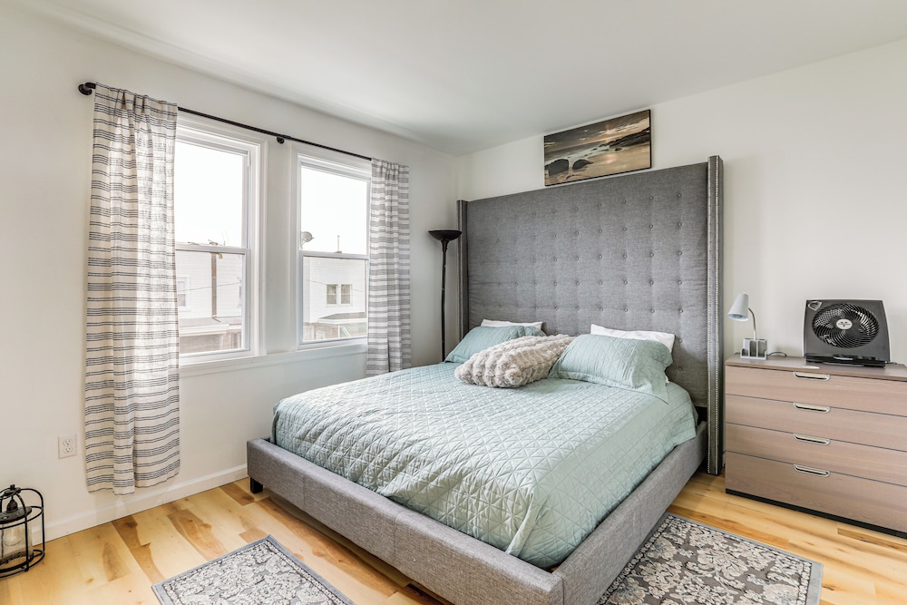6 Mi to Eagles Games: Stylish Philly Townhome!