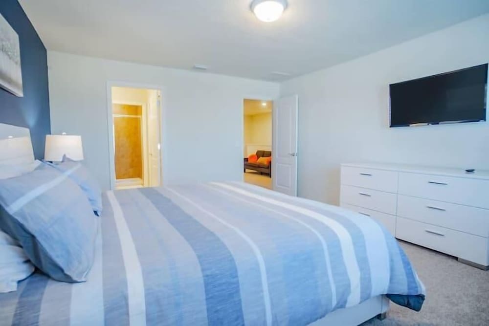 4606 TD - 5BR Townhome Marvel: Private Pool