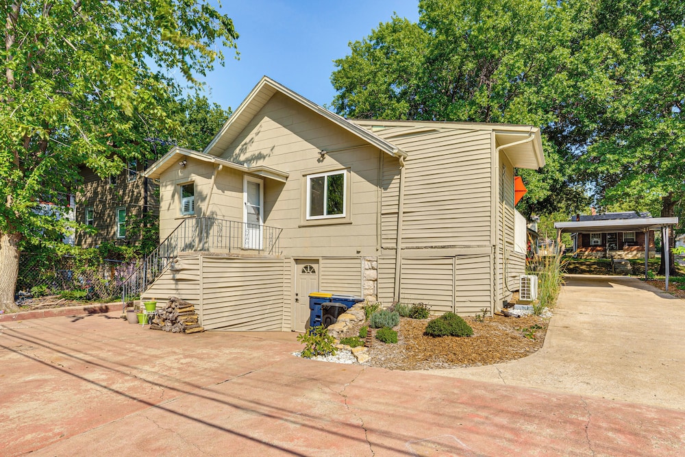 6 Mi to Arrowhead Stadium: Charming Home w/ Porch!