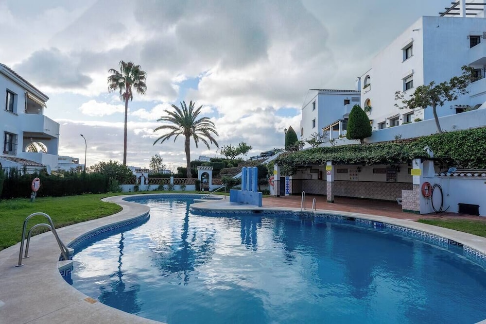 La Casa Bonita - Modern 2BR Apt with Private Terrace. Pool Views