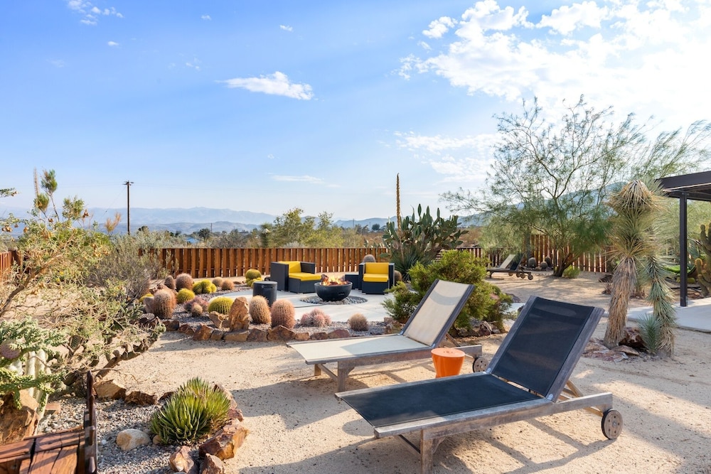 Sukha Life Hideaway - Hot Tub, Fire Pit, Privacy & Endless Views 1 Bedroom Home by RedAwning