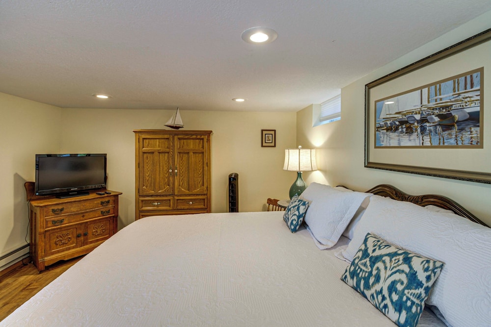Family Retreat on Cross Lake: Boat, Swim & Relax!