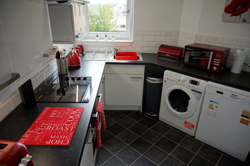 Large Apartment GLA Airport view 3