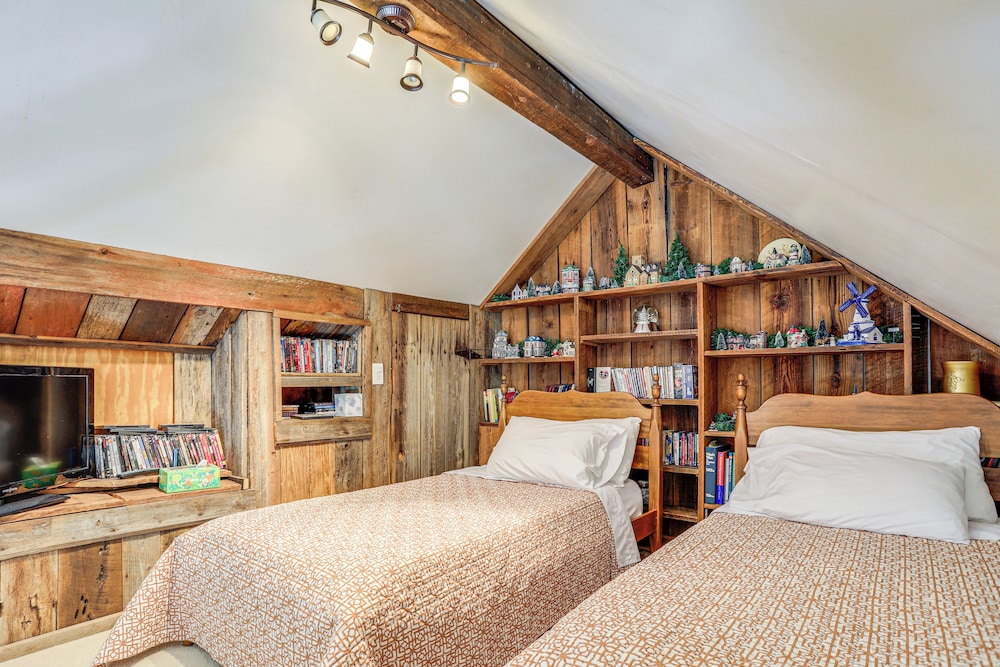 Large Deck: Luxe 6-acre Retreat in Dahlonega!