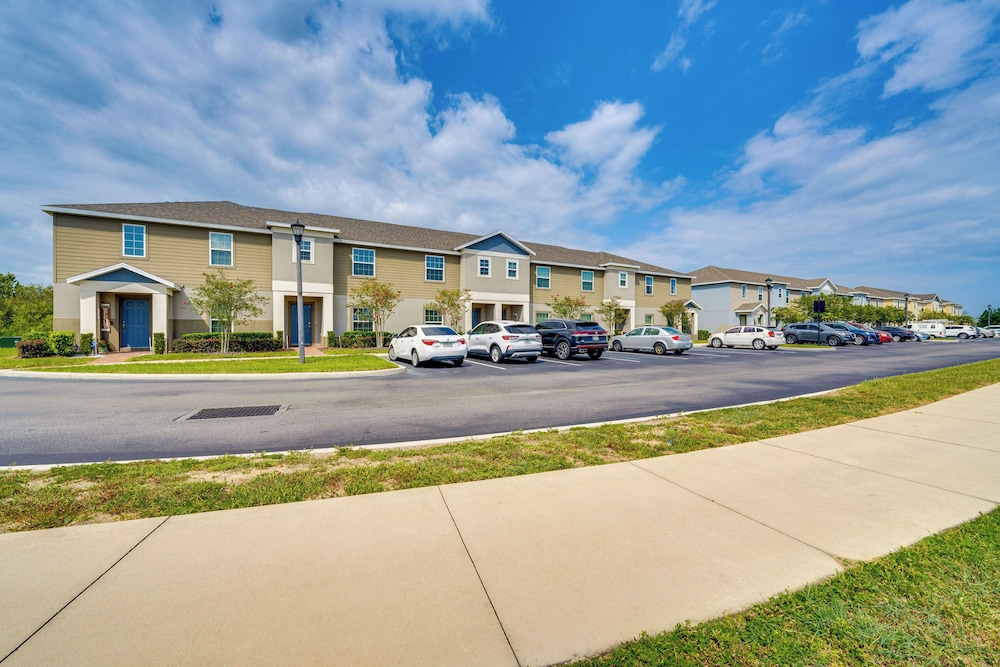 12 Mi to Disney Parks: Townhome w/ Pool Access! view 4