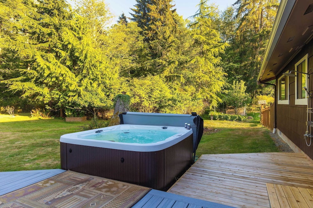 Lodge Trails, Hot Tub, Walk to Cornet Bay