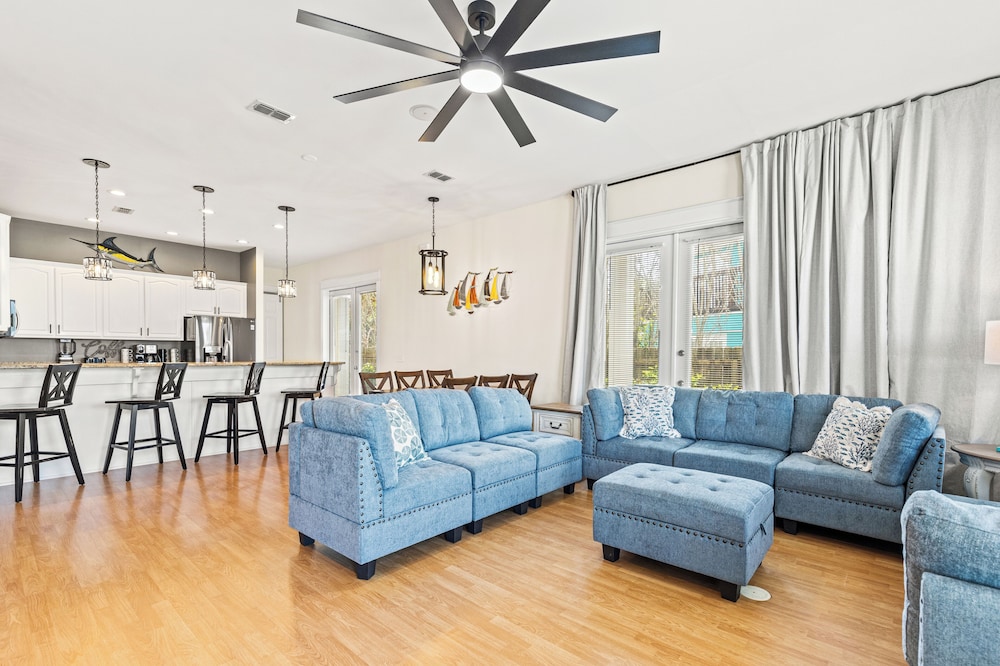 Beach House Spacious 4BR Retreat With Gulf Views & Observation Deck!