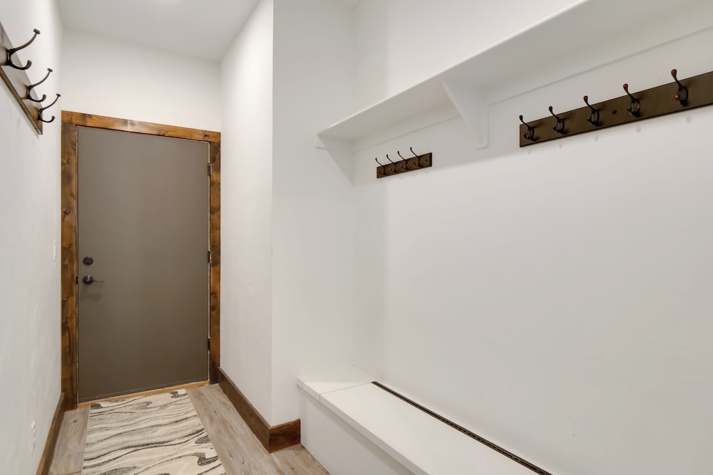 Hot Tub, Pool Table & Fireplaces: Blue River Gem