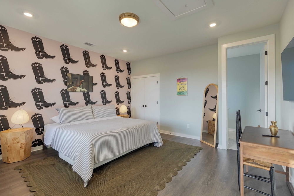 Sleeps 24! 3 Modern 4bdr Townhomes w/ Covered Patios Nashville Group Retreat