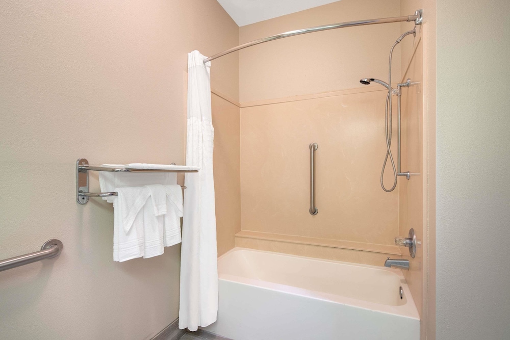 Laurel Vacations - Baymont by Wyndham Laurel - Property Image 11