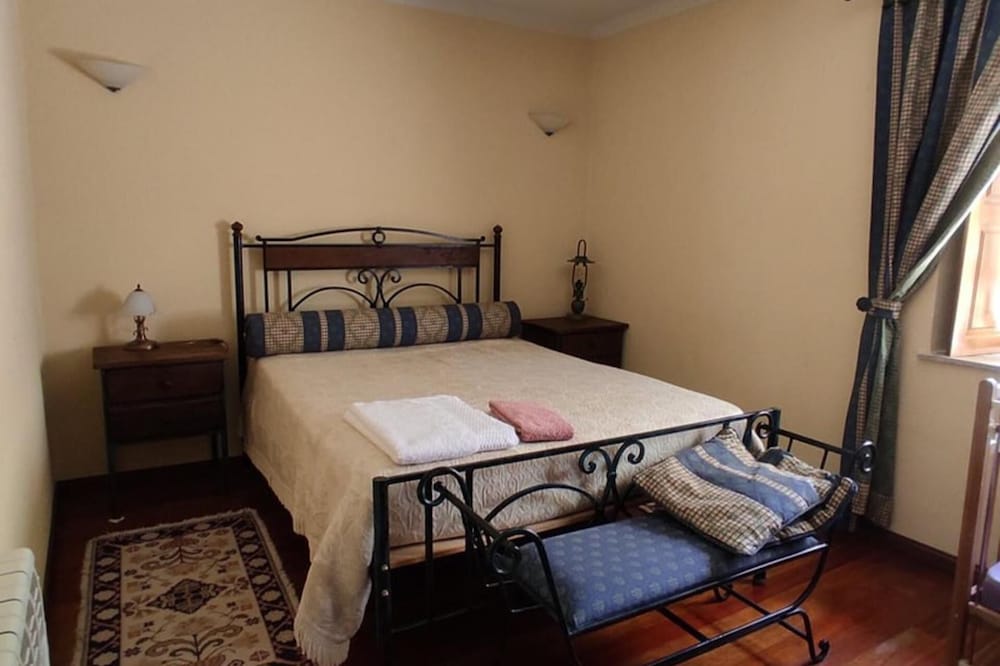 2Br Serra da Estrela Escape-cheese & Wine, Parking