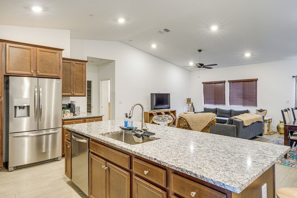 9 Mi to Dtwn Bakersfield: Pet-friendly Home