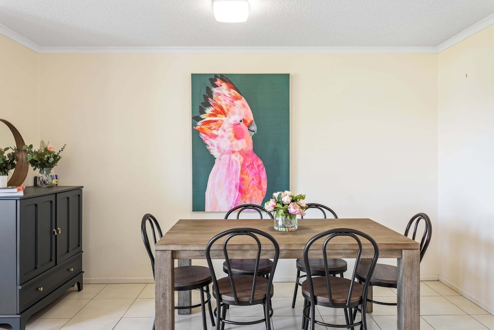 Albion Convenient Hideaway With Parking & Balcony