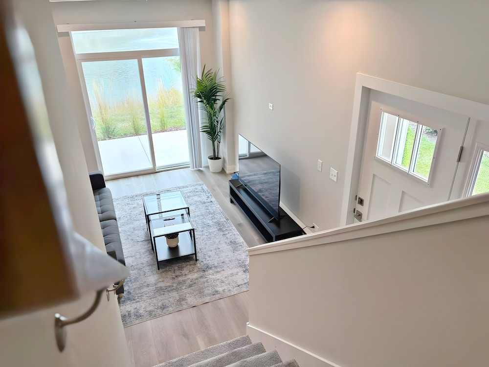 4BR Townhouse with Parking - WV rep 3