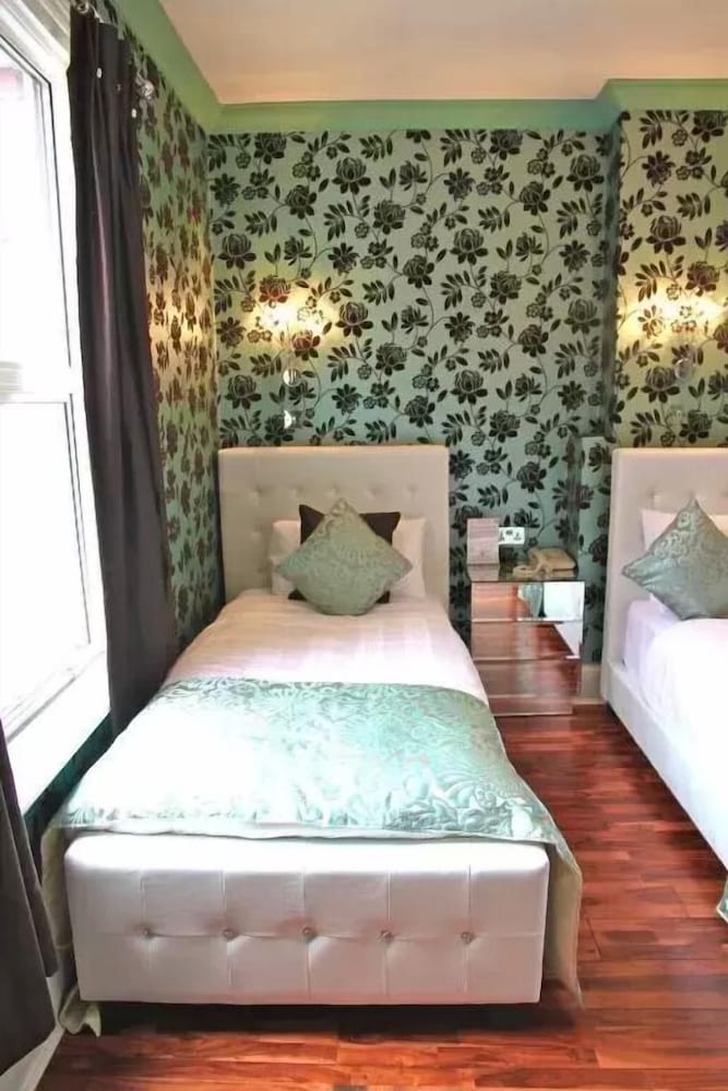 Crompton Guest House 4