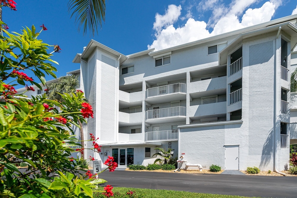 Royal Pelican - New Listing - 4511 Bay Beach Ln 2 Bedroom Condo by RedAwning view 3