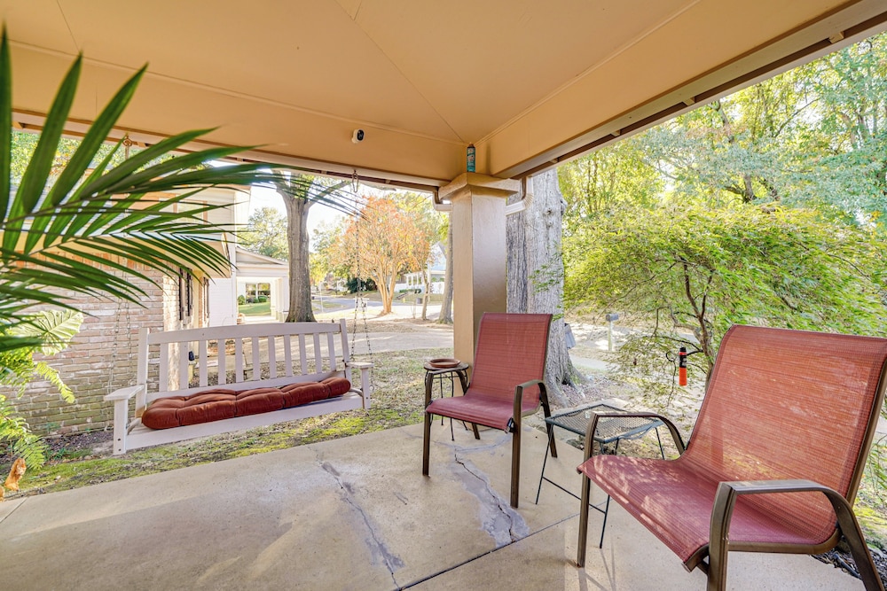 < 1 Mi to Dtwn Texarkana: Couple's Retreat w/ Yard