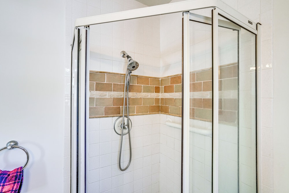 9 Mi to Dtwn Hudson: Pet-friendly Home w/ Pool