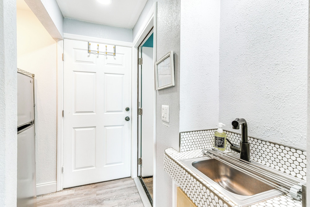 Backyard Hangouts: Bradenton Home Near Dining!