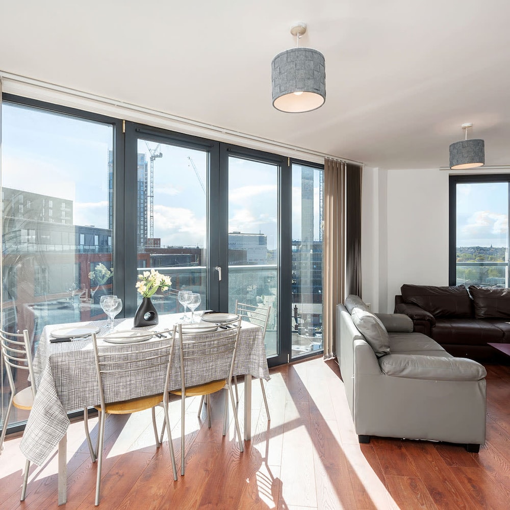 Stunning City Center 2 Bedroom Apartment I Parking view 4