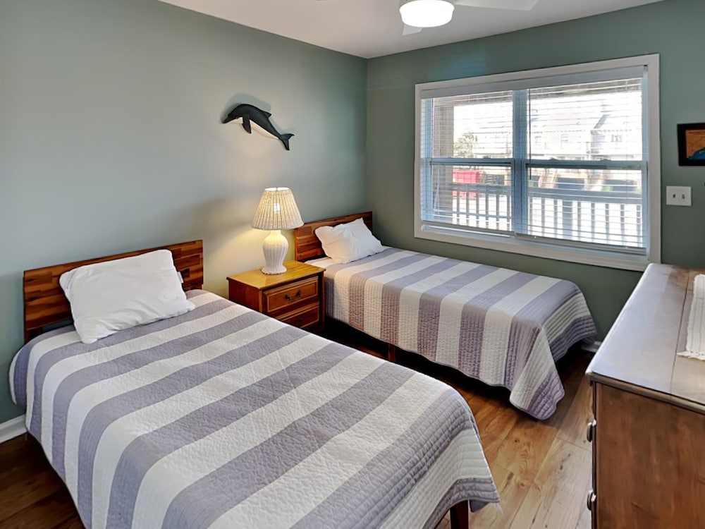 Pelican Nest by Topsail Realty