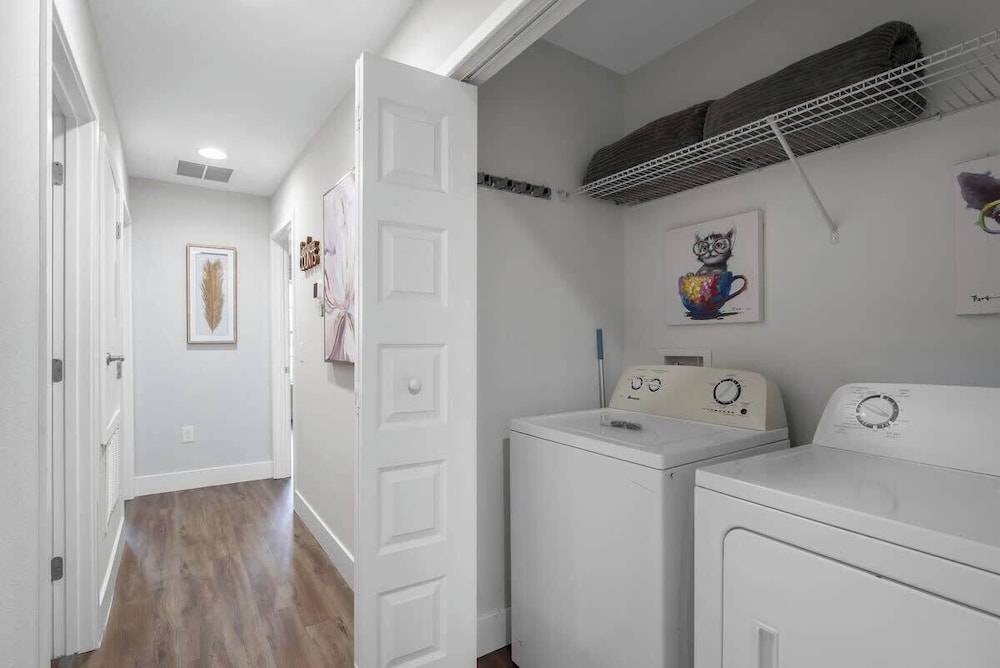 Beautiful 4BR Home w/ Modern Design