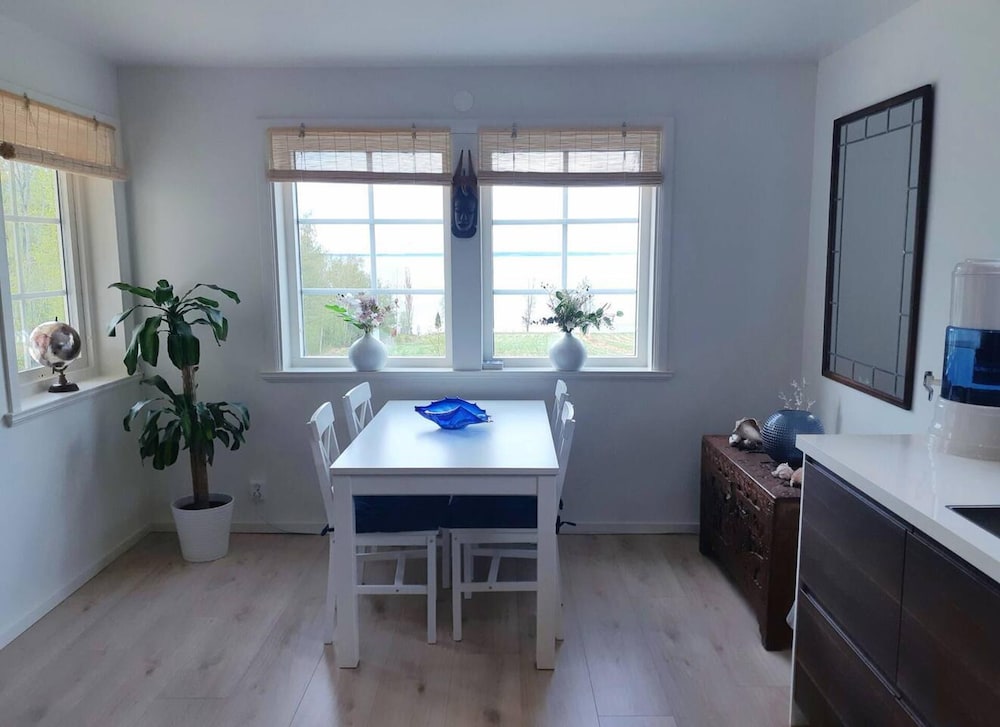 Stunning Sleeps 9 Lakeview Loghome, Spa & Yoga view 3