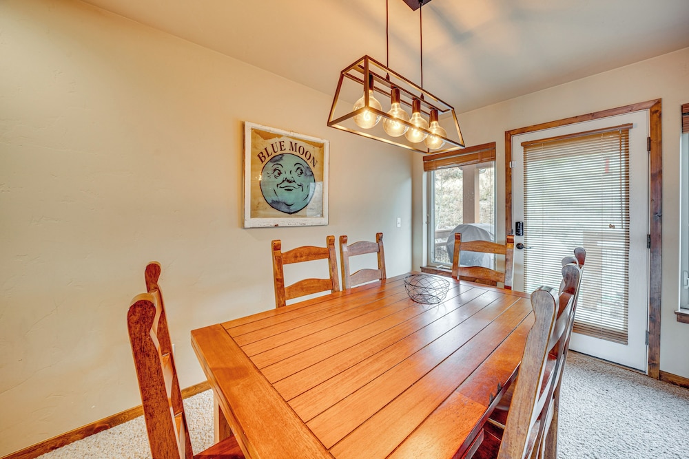 6 Mi to Winter Park Resort: Townhome w/ Hot Tub!