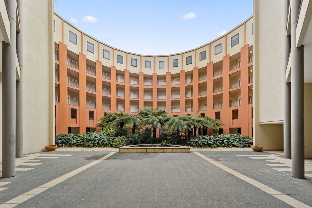 Loft-style CBD 1-bed With Rooftop Terrace & BBQ