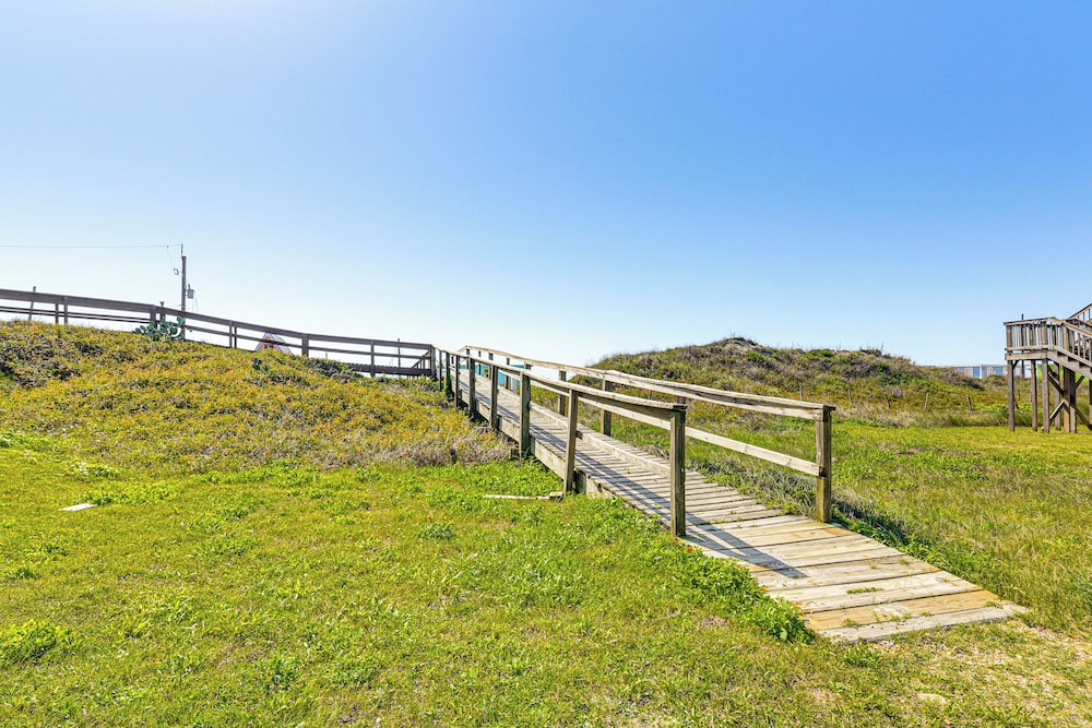 1 Block to Surfside Beach: Home w/ Gulf Views!