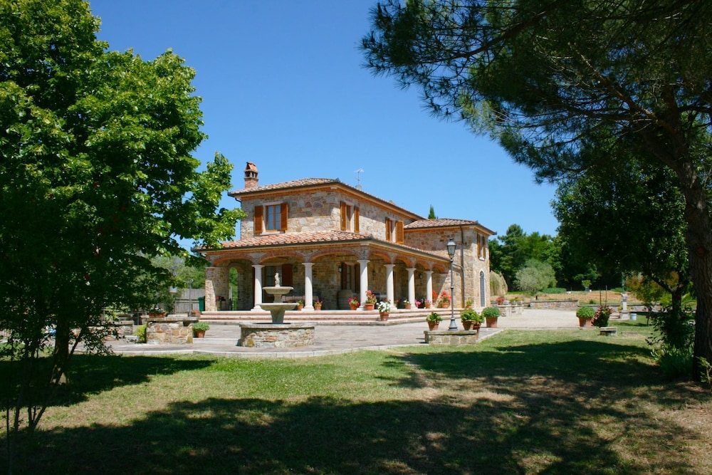 Stunning private villa for 8 guests with private pool, WIFI, TV, terrace, pets allowed and parking