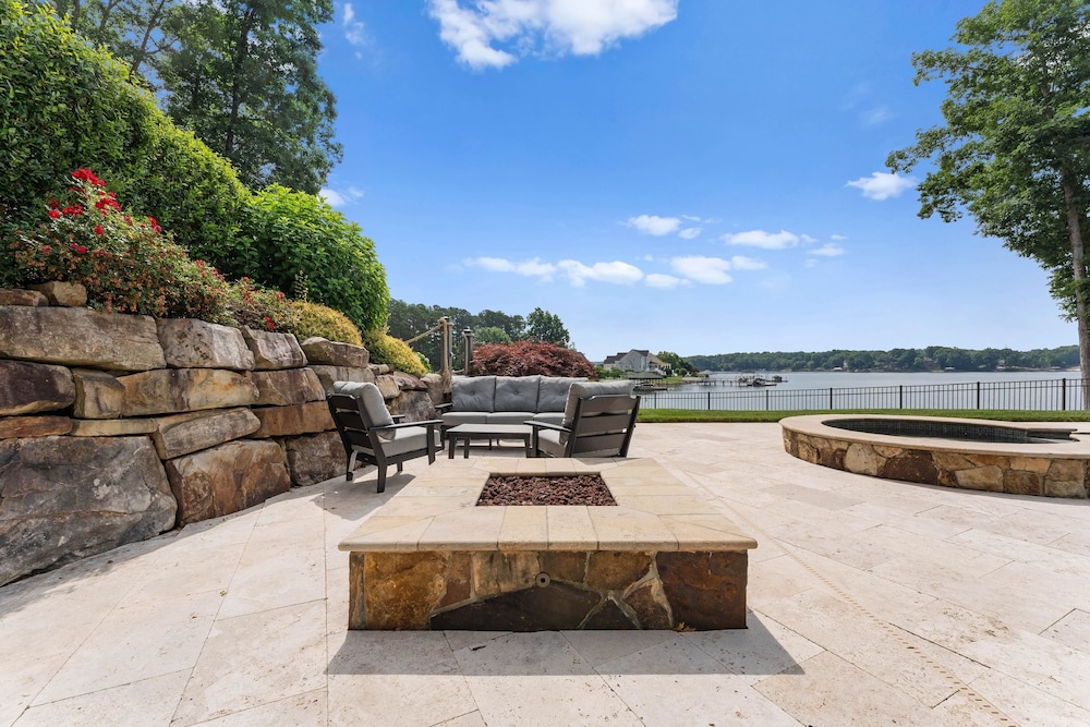 Paradise Pointe by Avantstay Lakefront Views Playset