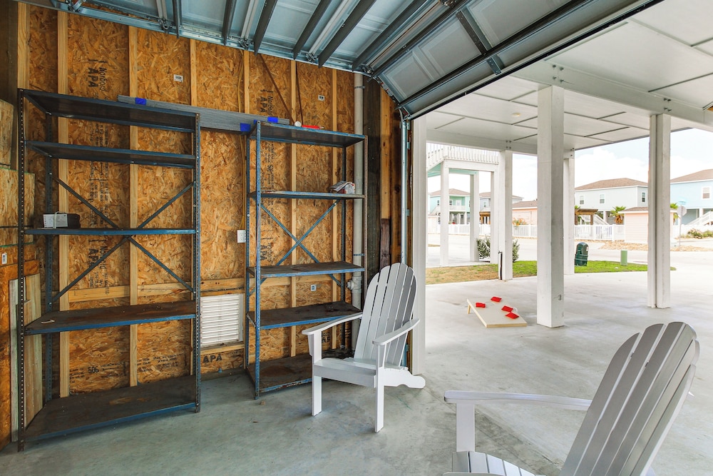 Walk to Water! Home w/ Pool Access in Rockport