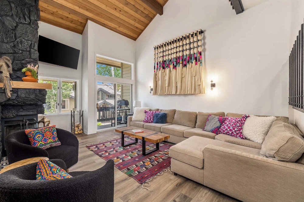 Ridgepoint Retreat Mountain Escape for 8 w/ Resort Amenities