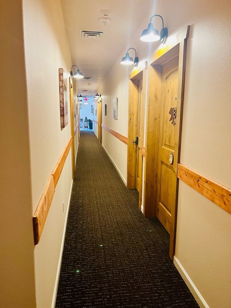 Grizzly Lodge Motel
