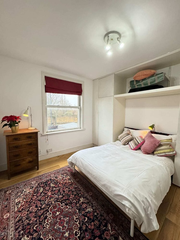 Spacious 4BD Family Home With Gardenkensal Green!