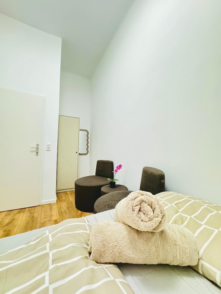 9BR Apt for 18P Walk to Augarten