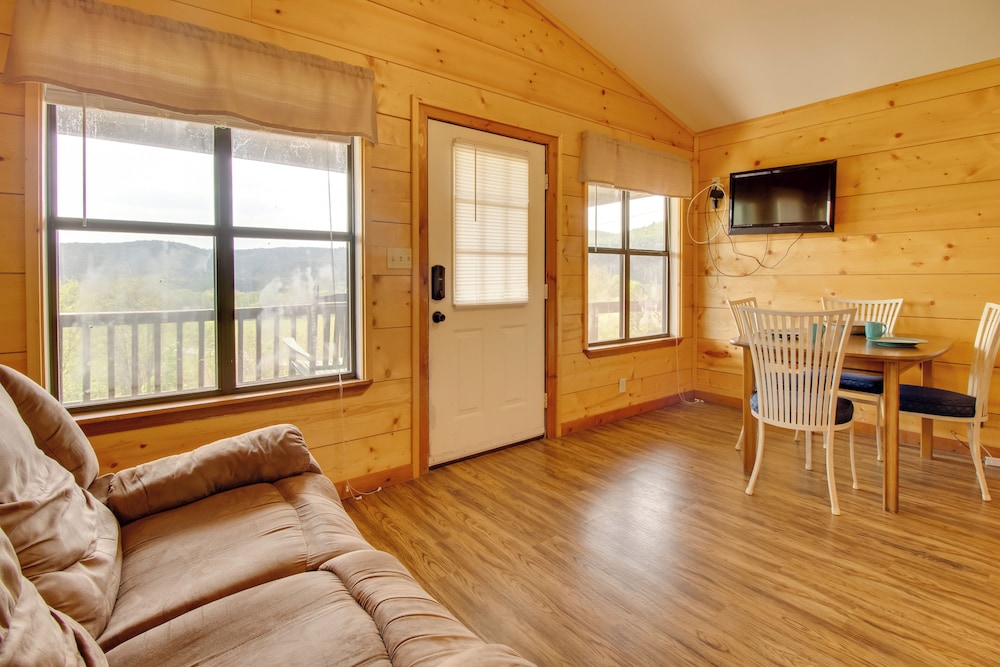 Close to River & Hiking: Cabin in Mountain View