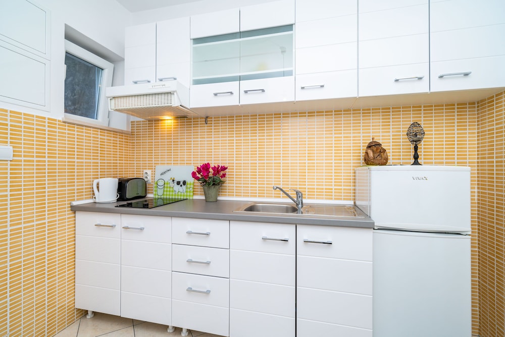 Jele Rooms