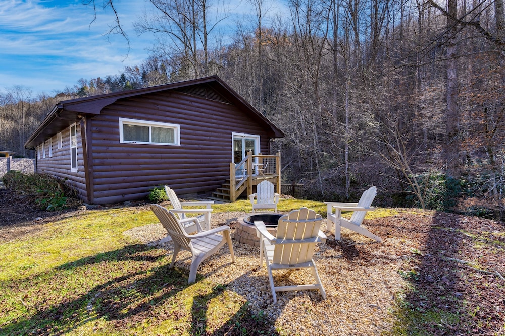 Creekside Haven Gatlinburg Escape by a Bubbling Creek Near Top Attractions