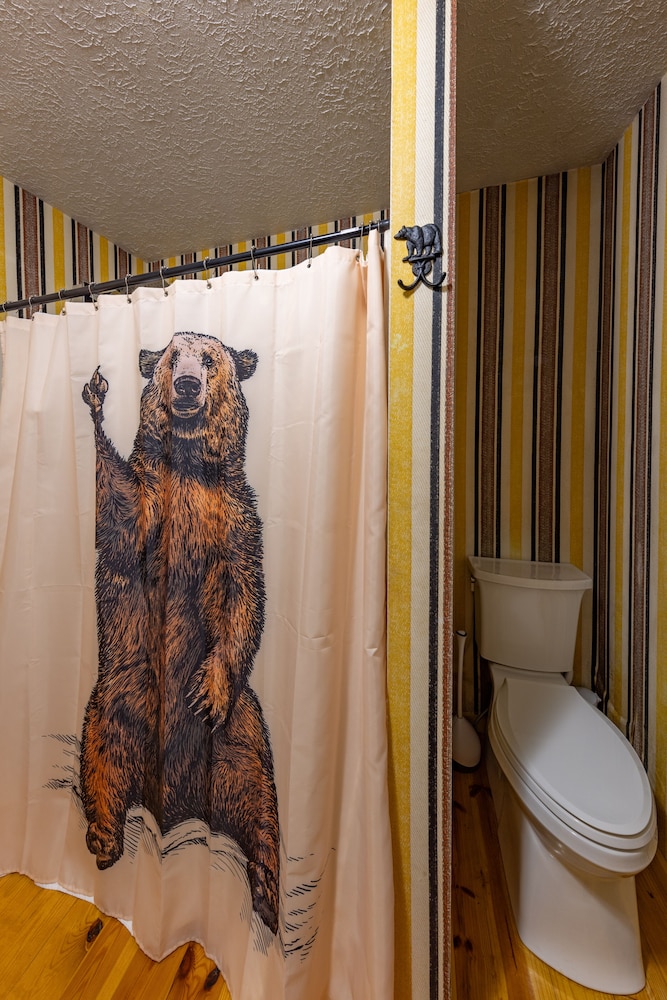 Bear Creek Lodge and Cabins in Helen Ga - Pet Friendly, River on Property, Walking Distance to downtown Helen