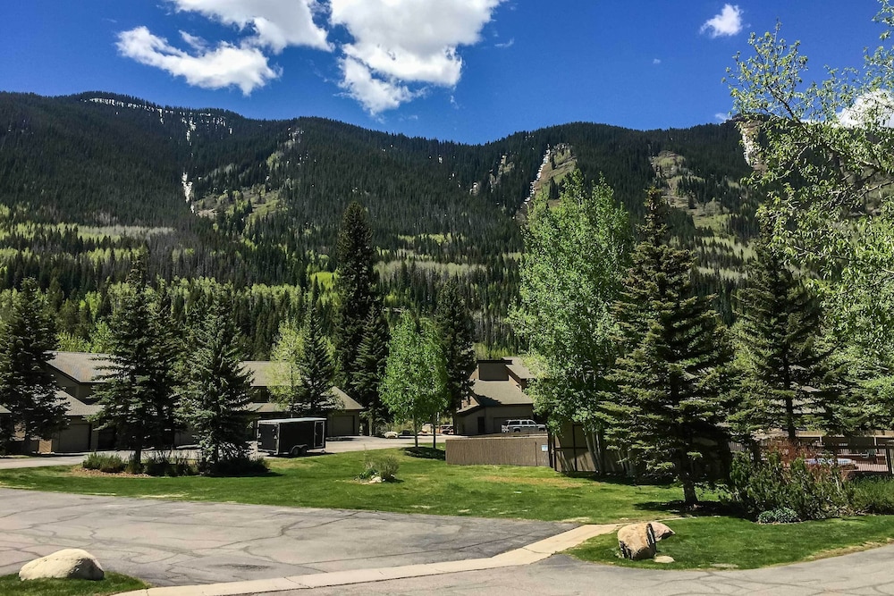 Cozy East Vail Condo ~ 6 Mi to Vail Village!
