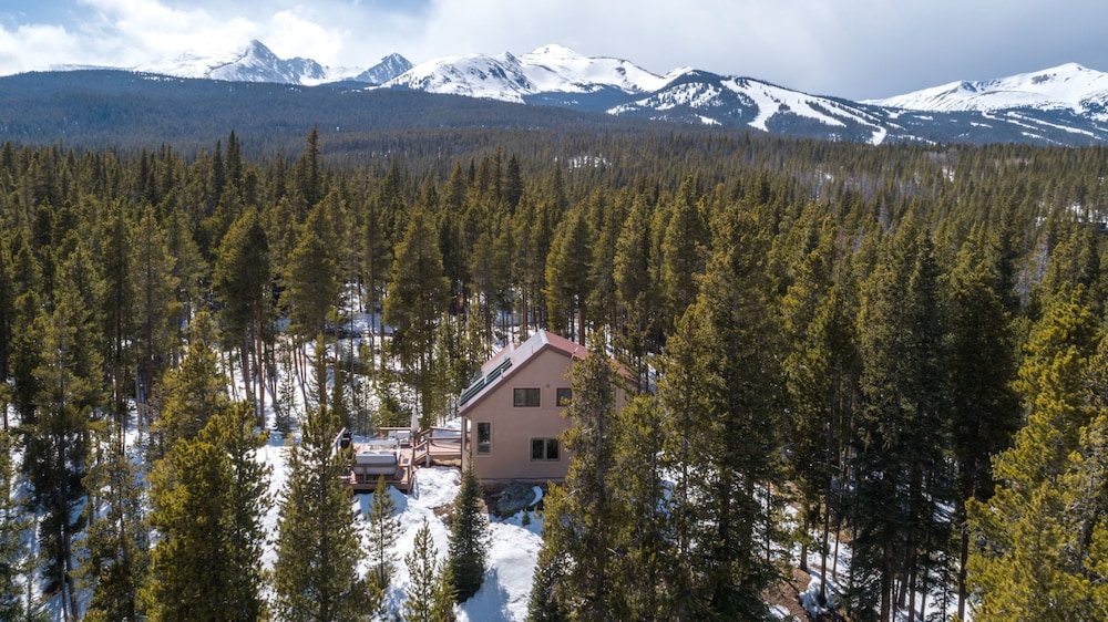 Treehouse by Avantstay Secluded Mountain Cabin w Views Hot Tub Treehouse